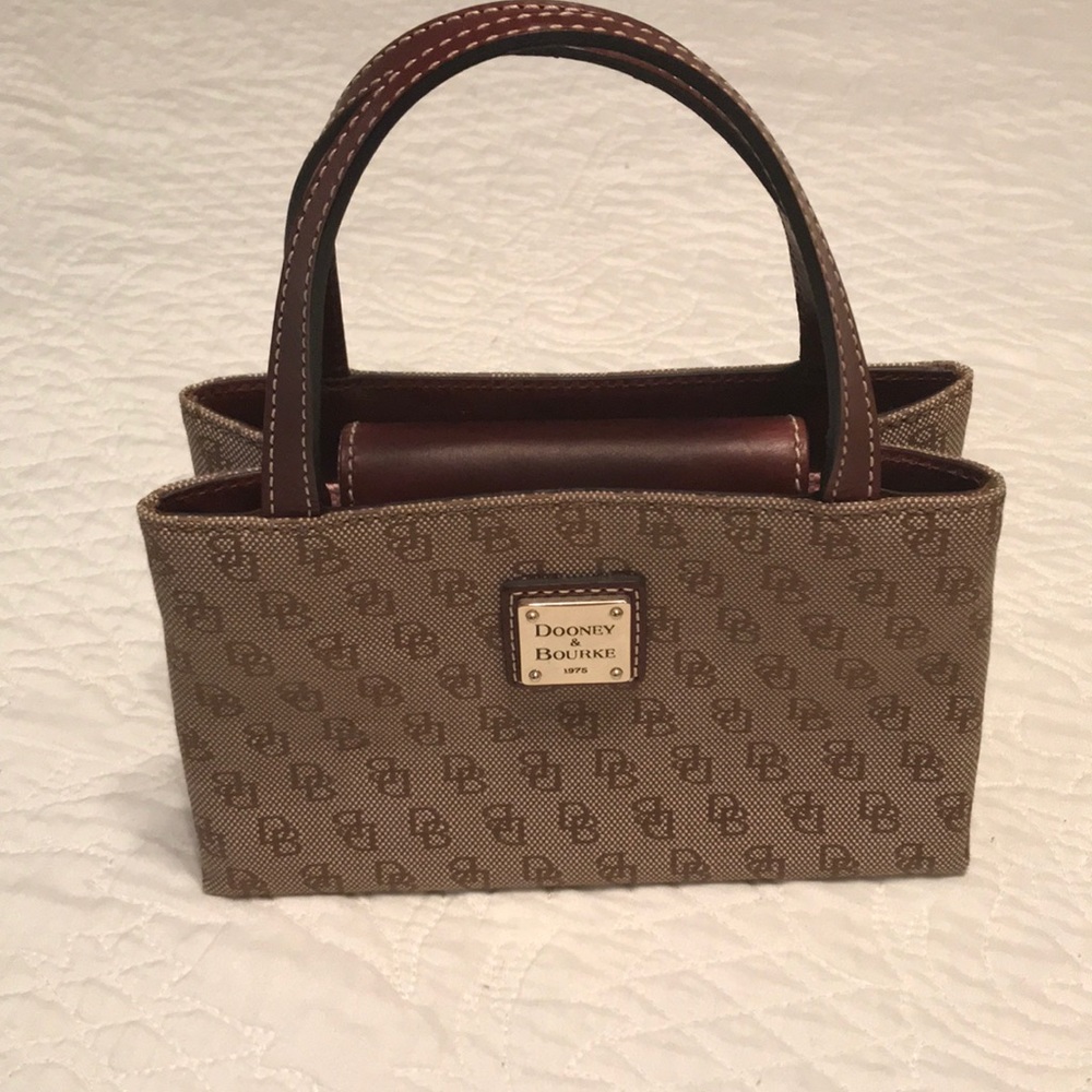 NWOT Dooney & Burke hand clutch with handles